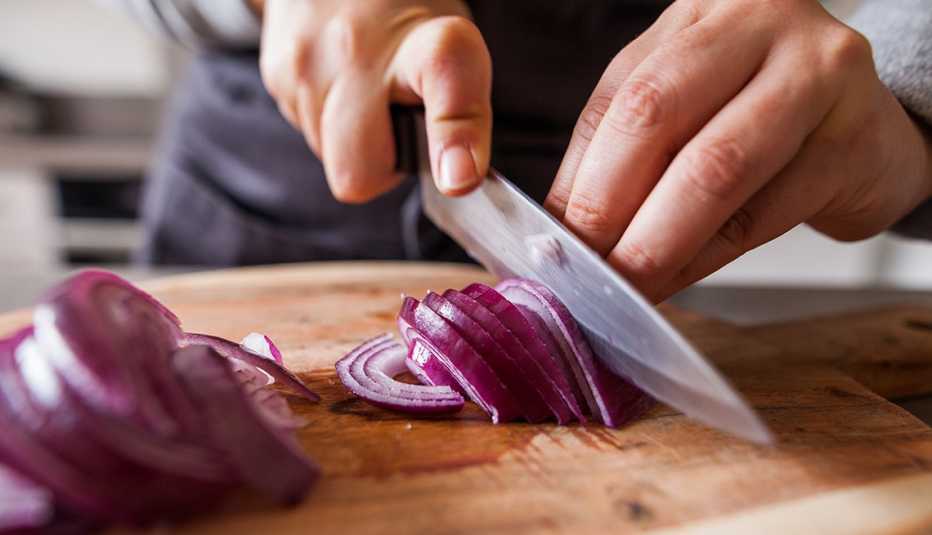 Persona corta una cebolla