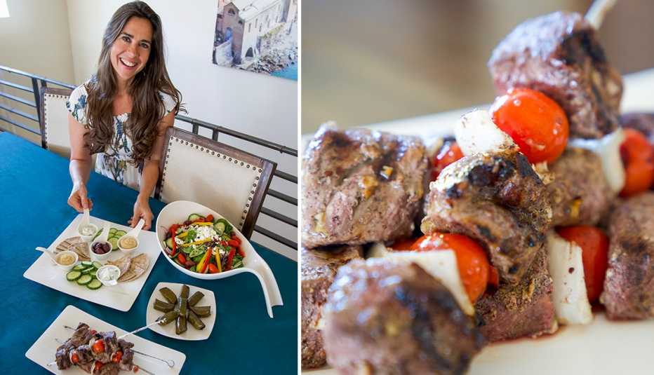 La chef Devin Alexander a la izquiera y a la derecha unas brochetas de cordero