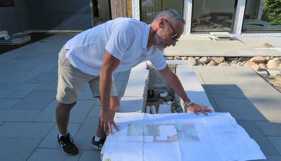 Hendrie Grant mira el plano de una piscina
