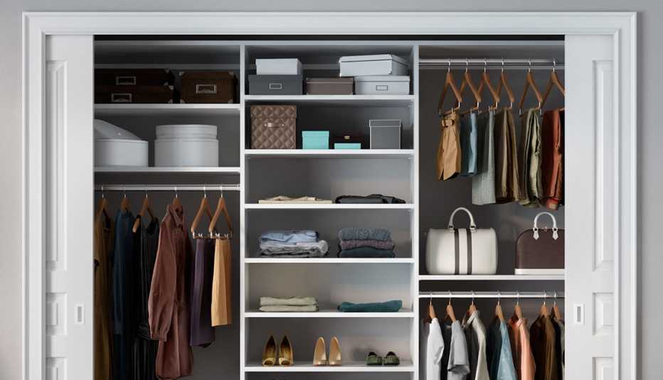 Closet con doble varilla y estantes de madera