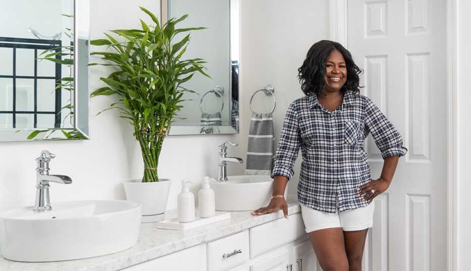 Retrato de Nikki Boyd en su baño renovado