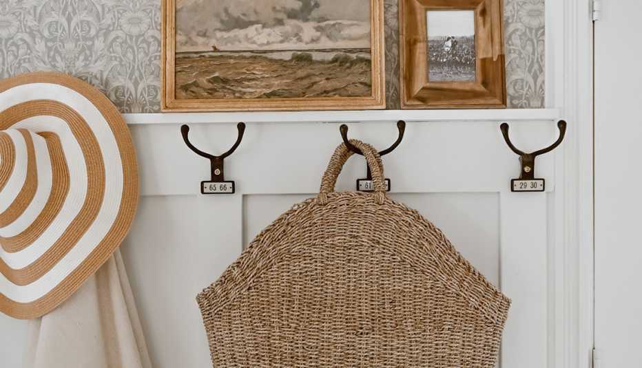 Ganchos en la pared para colgar bolsos, sombreros y abrigos