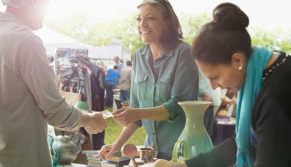 Mujer adulta vende algunos productos a una cliente