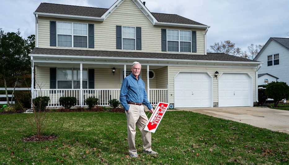 Phil Black frente a su casa en Virginia Beach, Virginia.