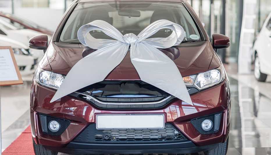 Un auto nuevo con un moño encima