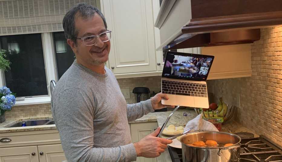 Michael Levitan hace sufganiyot en la cocina