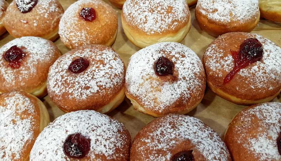 Grupo de Sufganiyot o donas rellenas de mermelada 