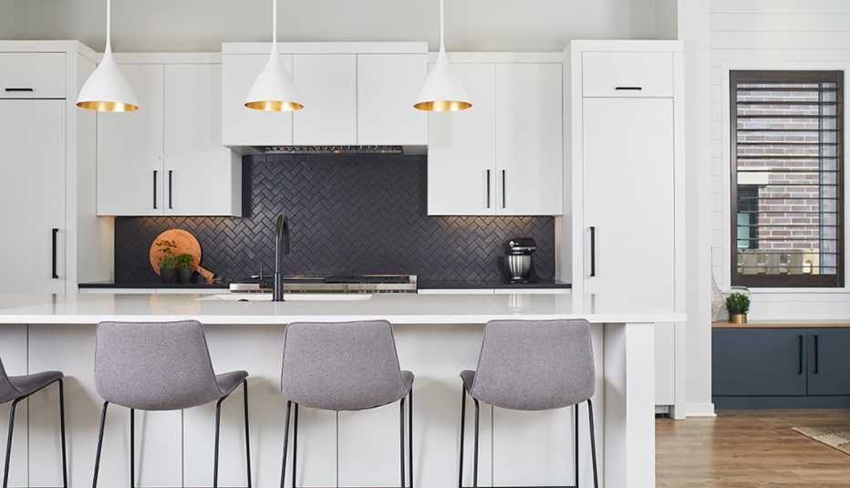 Cocina abierta con muebles de color blanco