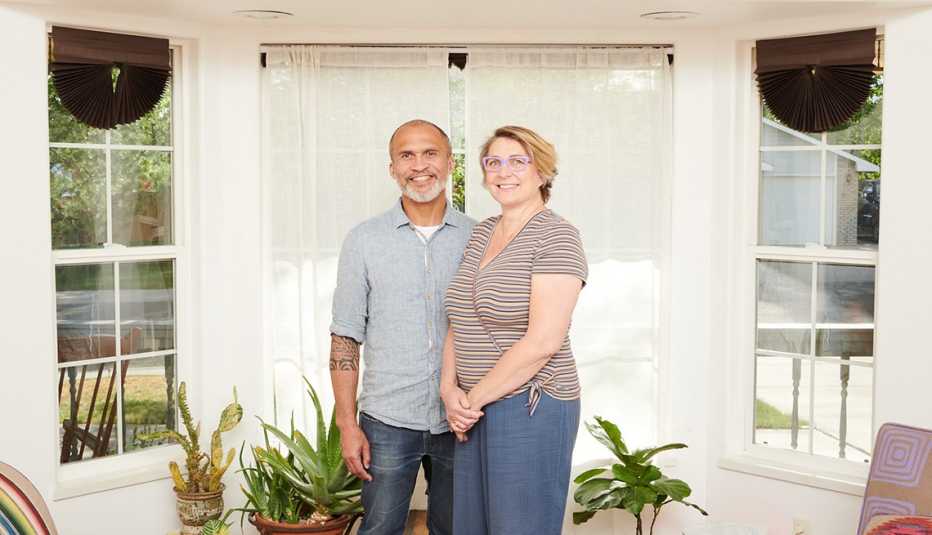 Franck y Tracy Louis-Marie parados en una sala de estar