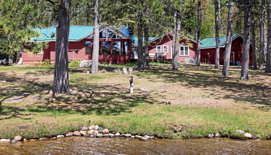 Casa en frente de un lago
