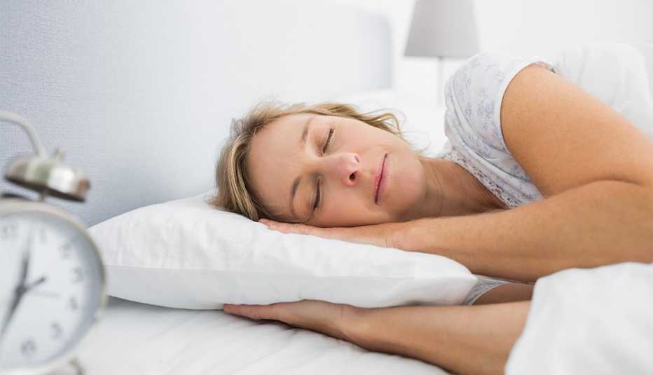 Mujer duerme sobre una almohada Mujer duerme sobre una almohada
