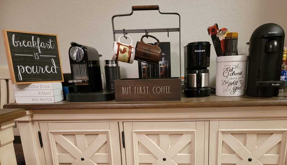 Varias cafeteras sobre una mesa