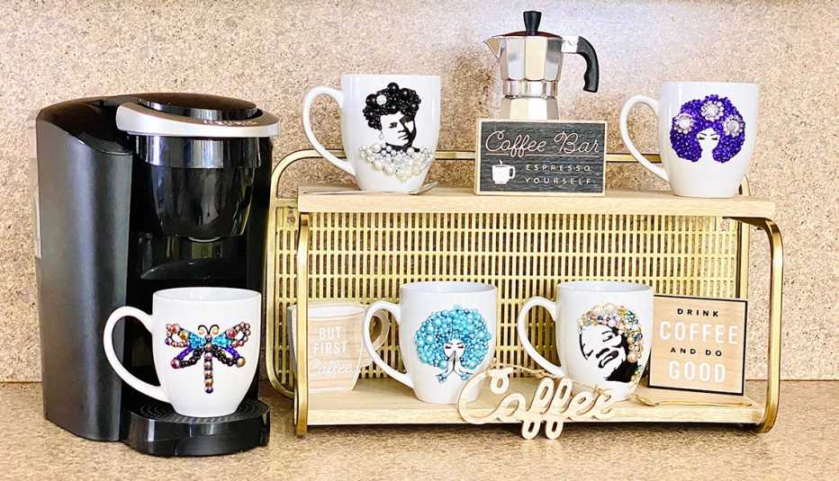 Estación de café con estante retro y tazas con diferentes diseños
