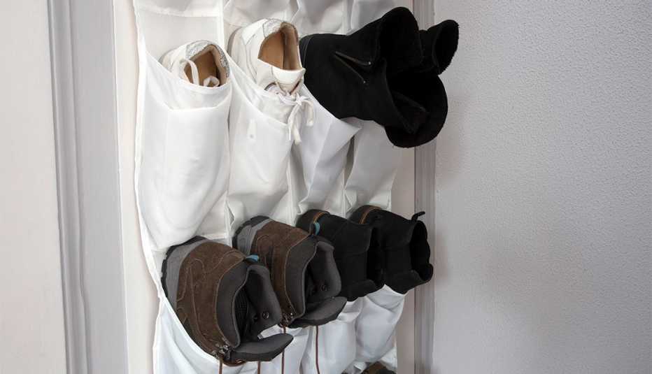 Organizador de zapatos colgado en una puerta de madera