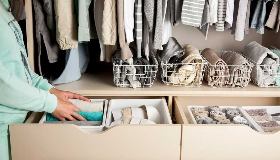 Mujer ordena calcetines y ropa interior en un cajón