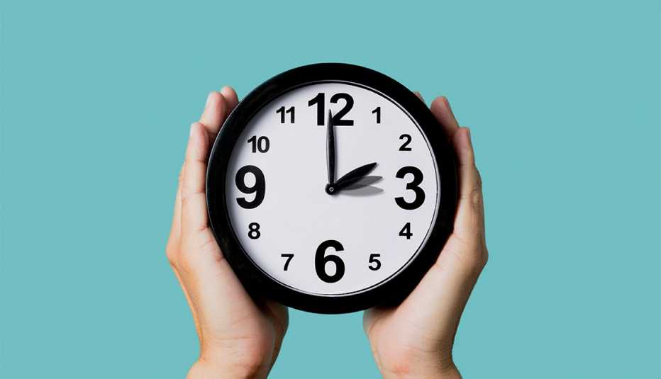 Persona sostiene un reloj en las manos