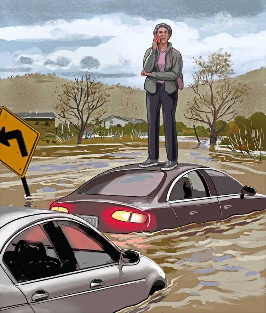 Una mujer parada en la parte superior de su auto durante una inundación repentina
