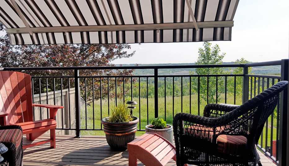 Terraza con toldo y sillas 