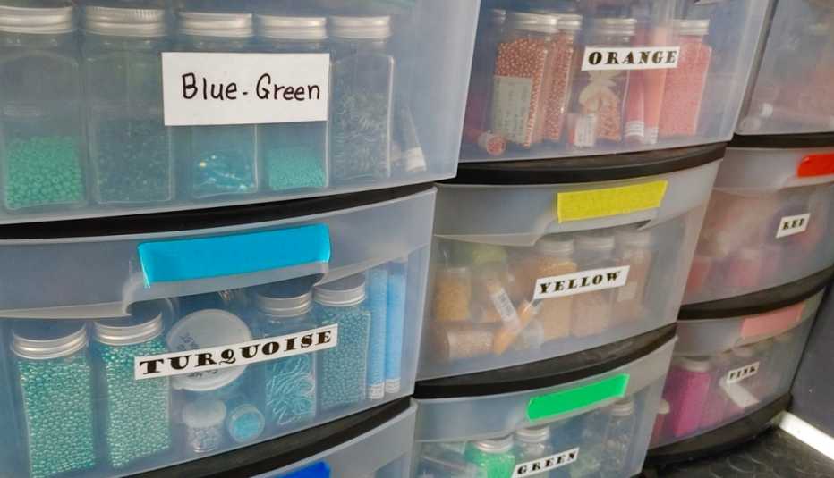 Objetos guardados en organizadores de plástico Objetos guardados en organizadores de plástico