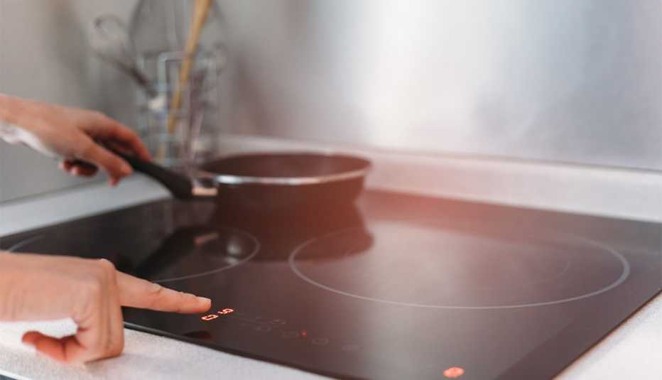 Sartén sobre una estufa de inducción en la cocina