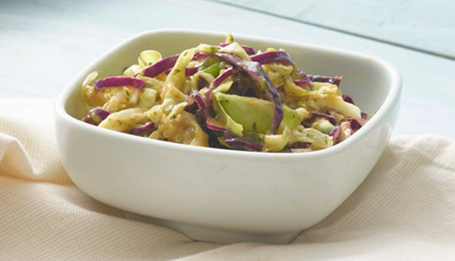 Ensalada servida en un plato blanco