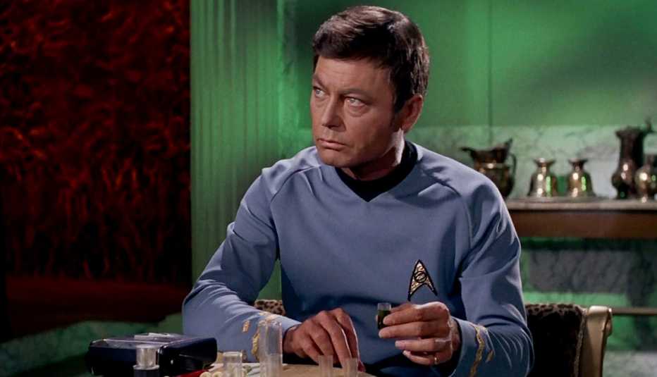 Deforest Kelley en su rol de dr. Bones McCoy 
