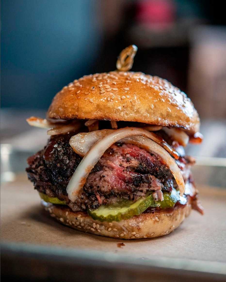 El sándwich de pechuga de res en un rollo de sésamo.