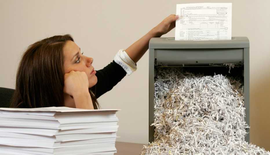 Mujer triturando documentos