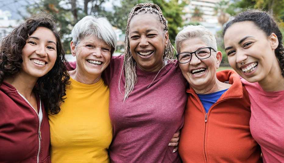 5 mujeres sonríen a la cámara