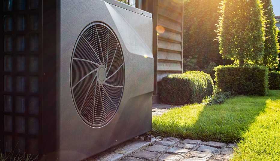 Primer plano de una bomba de calor en el jardín