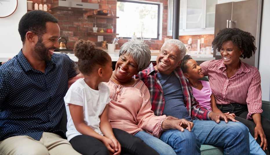 Familia multigeneracional reunida en casa