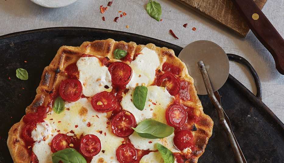 Pizza margarita con masa de wafle