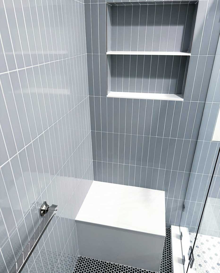 La renovación del baño que Kraig Odden hizo incluyó un banco incorporado y una barra de agarre.