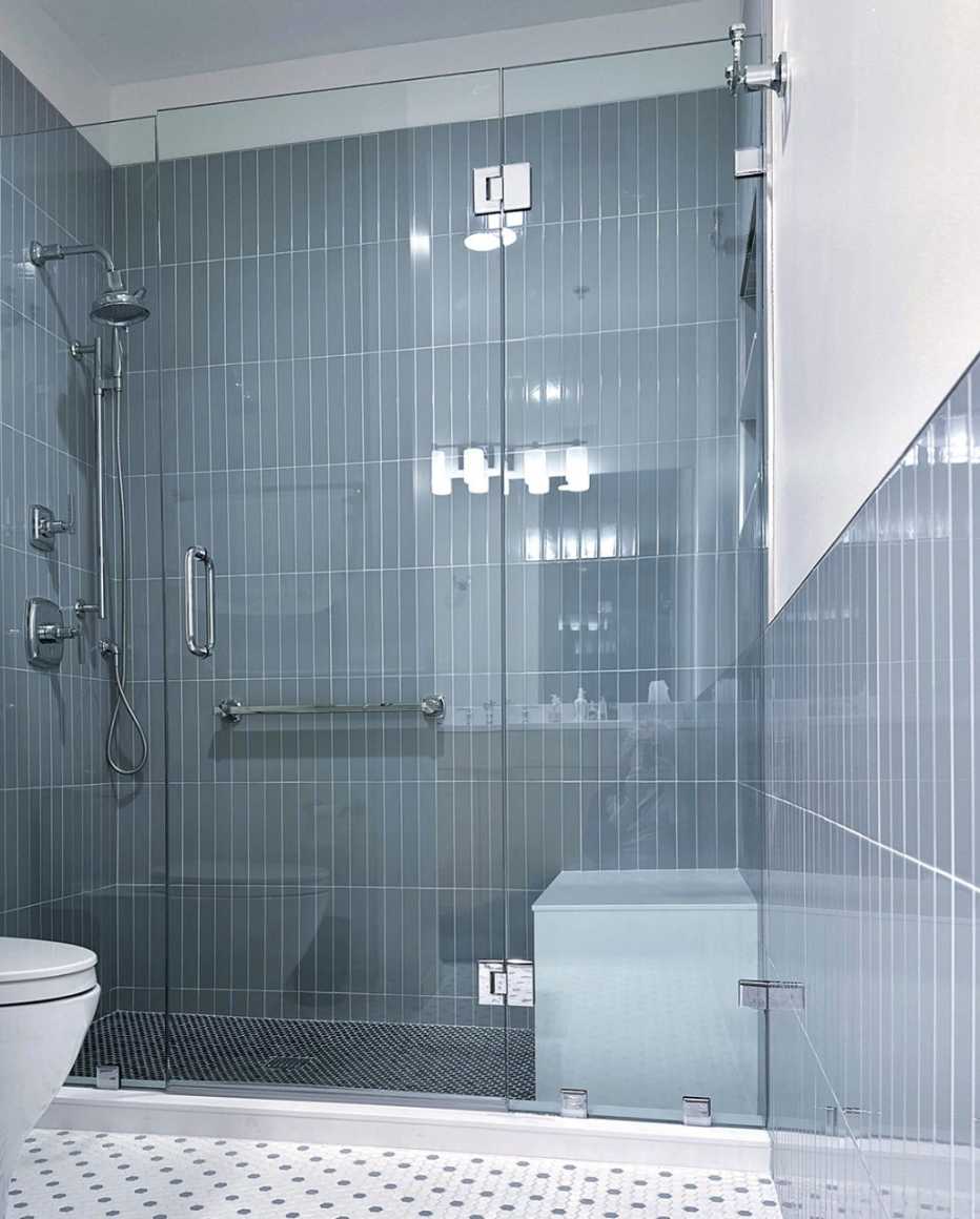 La renovación que Kraig Odden hizo incluyó una ducha de umbral bajo, como se ve aquí.