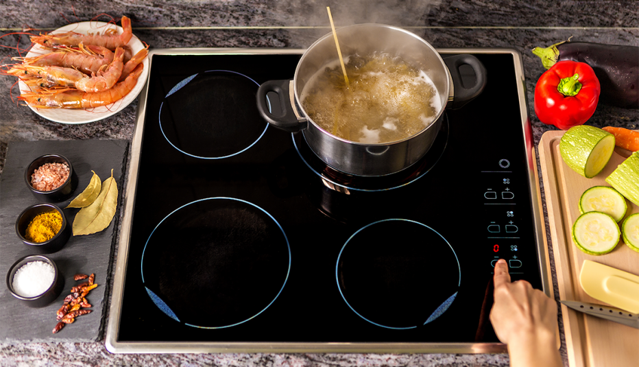Cocinando una comida en una estufa de inducción