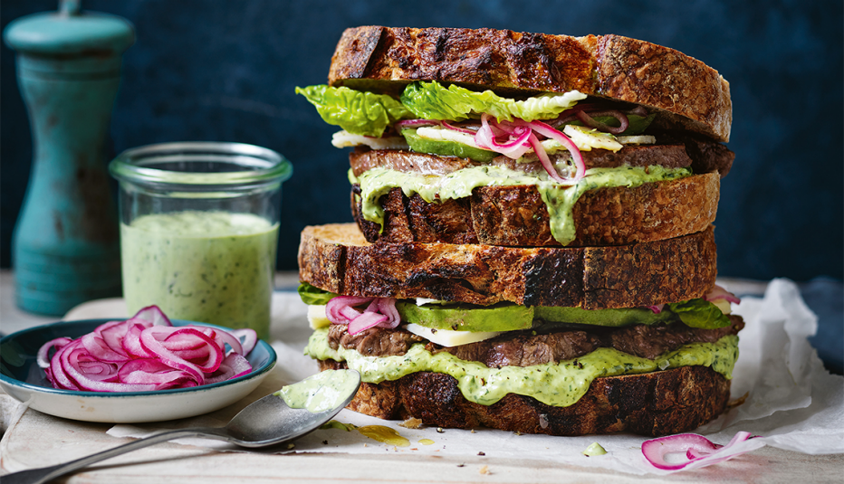 Un sándwich de bistec y aguacate Un sándwich de bistec y aguacate