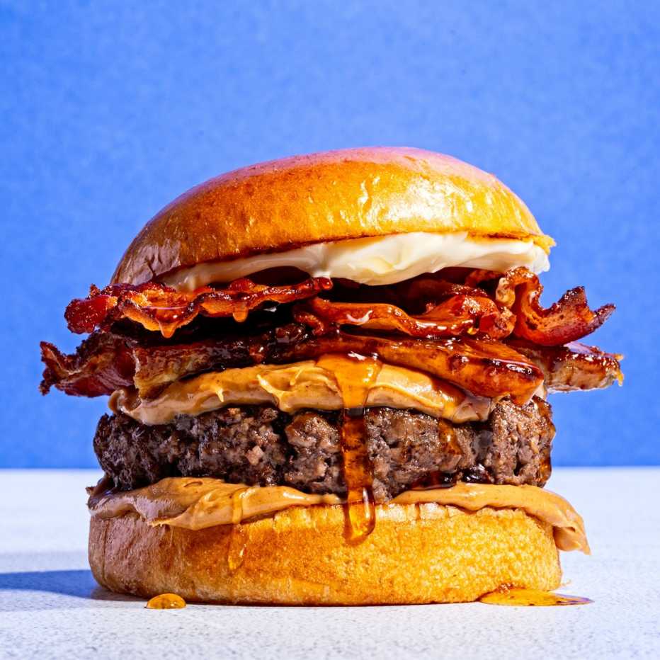 Una hamburguesa con mantequilla de maní, tocino y jarabe de arce.