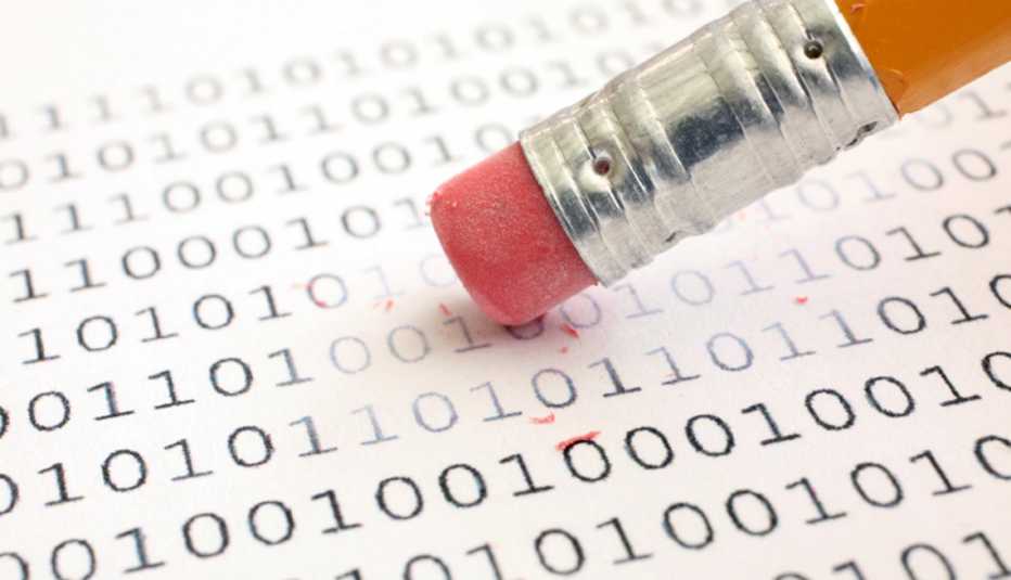 Lápiz borrado un papel de unos y ceros, 10 pasos para borrar tu huella en el internet