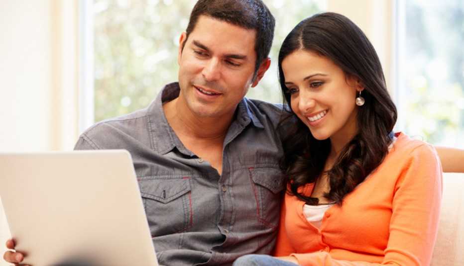 Una pareja ve una película en un ordenador portátil. ¿Cómo me afecta si cambia la ‘neutralidad en la red’?