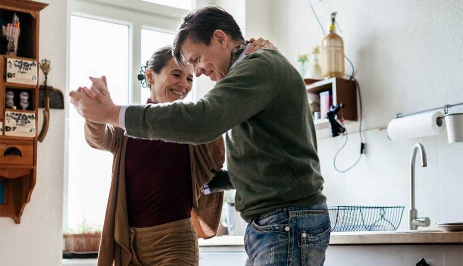 Pareja bailando - 7 ventajas de estar en pareja con una mujer madura Pareja bailando - 7 ventajas de estar en pareja con una mujer madura
