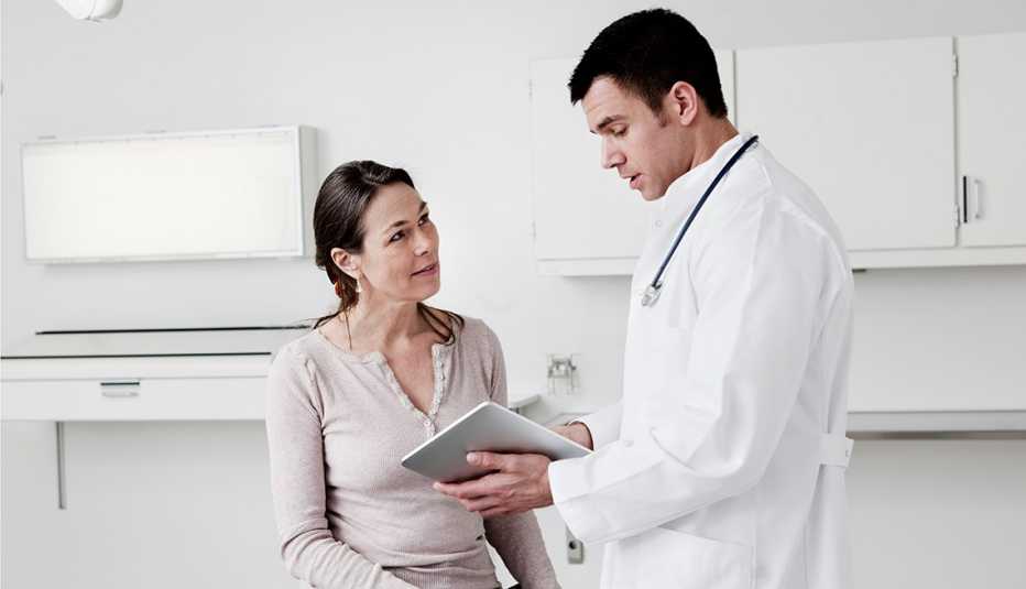 Mi experiencia positiva con la colonoscopia - Mujer habla con el médico Mi experiencia positiva con la colonoscopia - Mujer habla con el médico