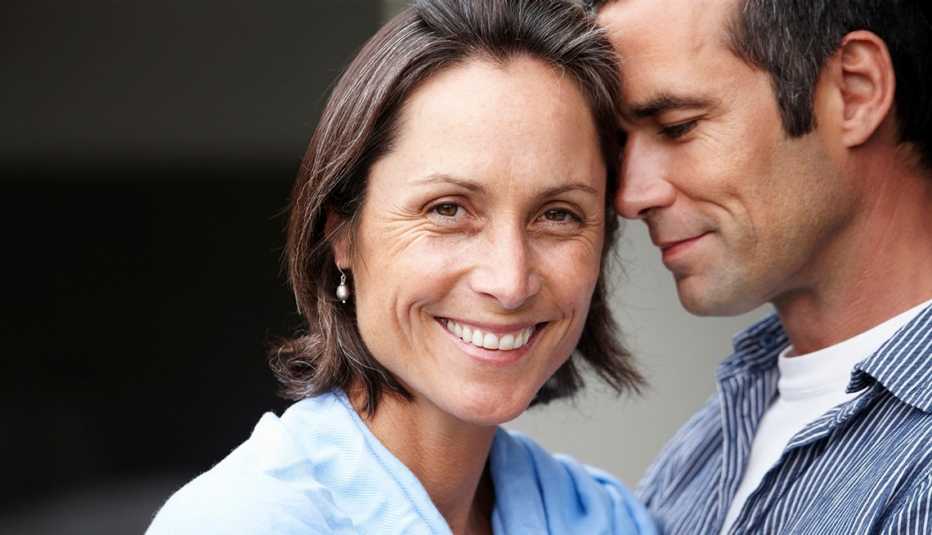 Retrato de pareja abrazándose - El mejor sexo de tu vida después de los 50 Retrato de pareja abrazándose - El mejor sexo de tu vida después de los 50