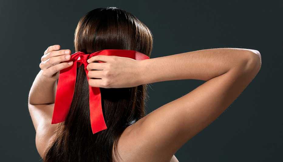 Cubrirse los ojos: un juego sexual y clásico Cubrirse los ojos: un juego sexual y clásico