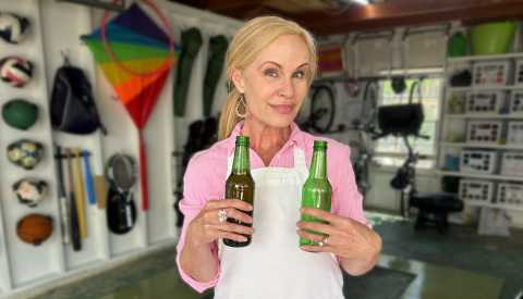 
una mujer sostiene dos botellas de cerveza