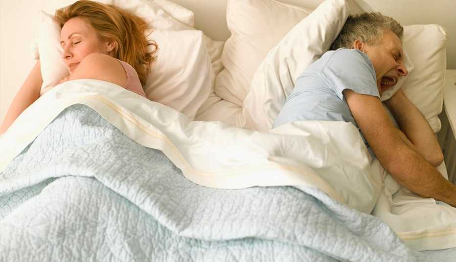 Pareja durmiendo en la cama - Inercia sexual Pareja durmiendo en la cama - Inercia sexual