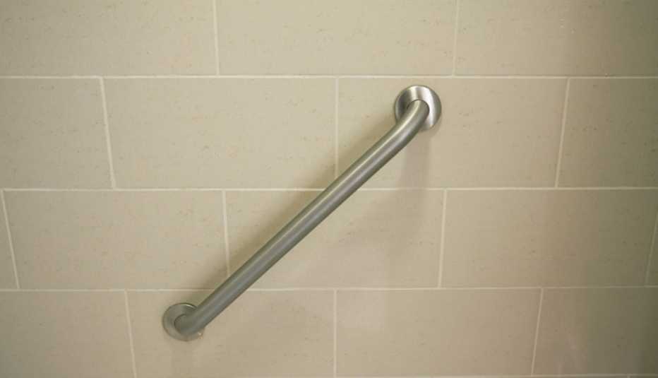 Barra para sujetarse en la bañera
