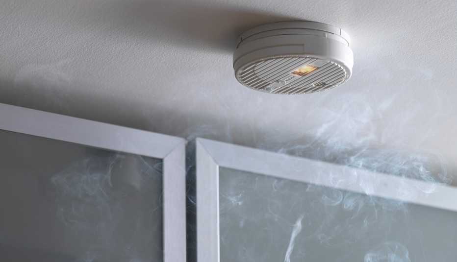 Humo subiendo hacia un detector de humo.