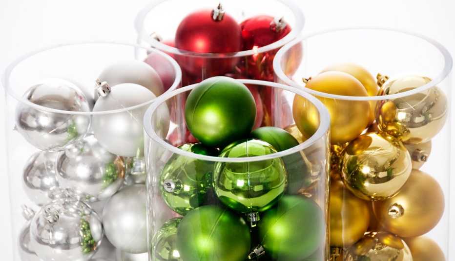 Bolas de navidad en recipientes de cristal