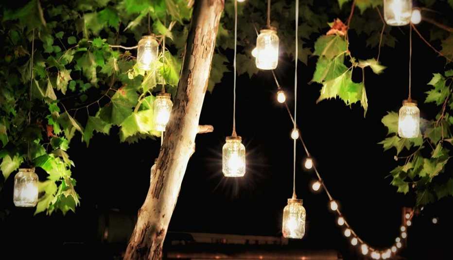 Espacio exterior iluminado con luces de cuerda