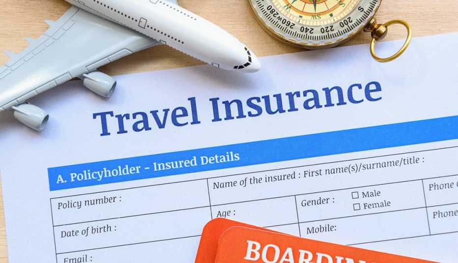 Formulario para seguro de viaje sobre una mesa.